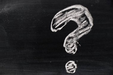 El soru işareti şekil olarak kara tahta arka plan çizimi tebeşir