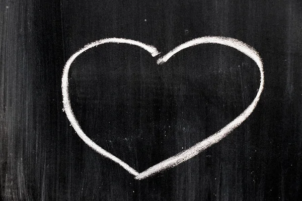 Craie dessin à la main en forme de coeur sur fond de tableau noir — Photo