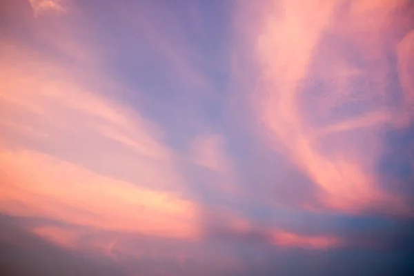 黄昏色の美しい雲空の背景 — ストック写真