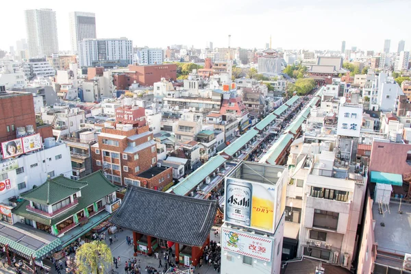 TOKYO, JAPÃO - 23 de abril de 2017: Vista alta do Templo Asakusa Sensoji e da estrada Nakamise em Asakusa, Tóquio . — Fotografia de Stock