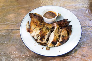 ahşap zemin üzerinde ızgara tavuk