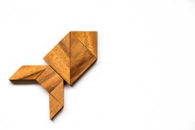 Beyaz arka planda (kavram yeni deneyimi için başlangıç proje roket şeklinde bulmaca ahşap tangram)