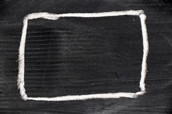 Forma quadrada em branco desenhar por giz no fundo da placa preta — Fotografia de Stock