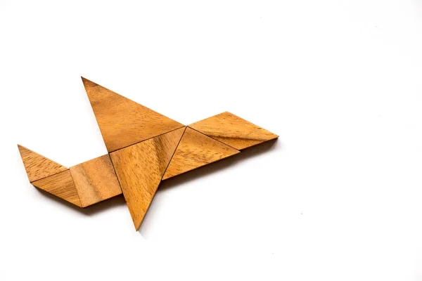 Tangram fából készült puzzle-repülőgép alakú fehér háttér (koncepció, új élményt, projekt indításához) — Stock Fotó