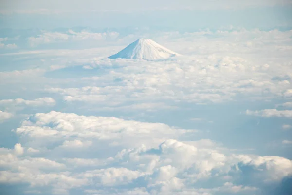 De berg Fuji in Japan met de groep van wolk in de luchtfoto vie — Stockfoto