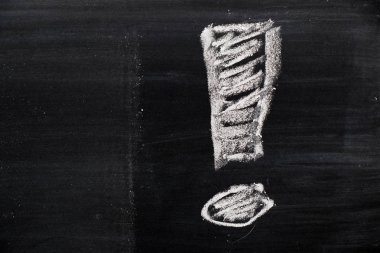 Ünlem işareti kara tahta arka plan üzerinde beyaz tebeşir tarafından çizmek