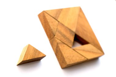 Ahşap tangram bulmacanın kare şekli bekleyin beyaz arka plan üzerinde karşılamak için