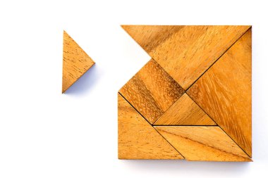 Ahşap tangram bulmacanın kare şekli bekleyin beyaz arka plan üzerinde karşılamak için
