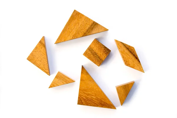 Dřevěný tangram puzzle v sedmi kus čekání pro splnění na bílém pozadí — Stock fotografie