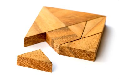 Ahşap tangram bulmacanın kare şekli bekleyin beyaz arka plan üzerinde karşılamak için