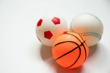 Futbol, beyzbol ve basketbol grup beyaz zemin üzerine yerleştirilir