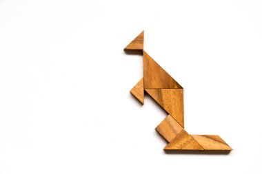Beyaz arka plan üzerinde kanguru şeklinde ahşap tangram