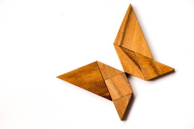 Beyaz arka plan üzerinde Kelebek şeklinde bulmaca ahşap tangram