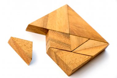 Ahşap tangram bulmacanın kare şekli bekleyin beyaz arka plan üzerinde karşılamak için