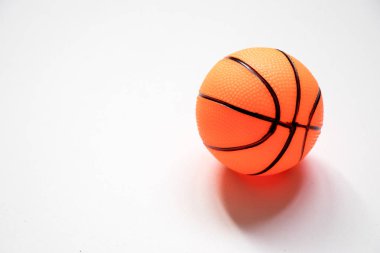 Beyaz arka plan üzerine yerleştirilen basketbol çocuk oyuncak