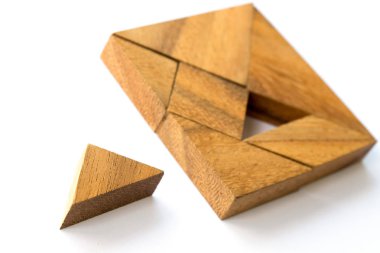 Ahşap tangram bulmacanın kare şekli bekleyin beyaz arka plan üzerinde karşılamak için