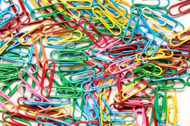 Beyaz arka plan üzerinde renkli (kırmızı, yeşil, sarı, pembe, mavi) ataş