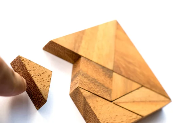 Drewniany tangram puzzle w kształt kwadratu oczekiwania dla spełnienia na białym tle — Zdjęcie stockowe