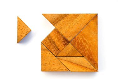 Ahşap tangram bulmacanın kare şekli bekleyin beyaz arka plan üzerinde karşılamak için
