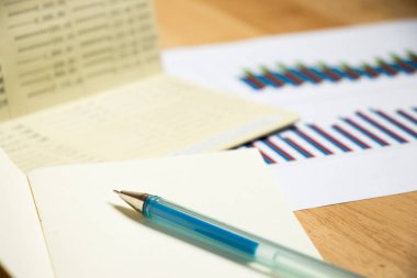 Hesap cüzdanı, Not Defteri ile kalem ve mali grafik arka planı