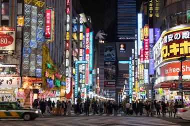Tokyo, Japonya - 24 Nisan 2017: Kabukicho bölgesinin Tokyo Japonya'nın gece cadde görünümü. Kabukicho hotel gracery, eğlence ve bar godzilla başında var sokağım.