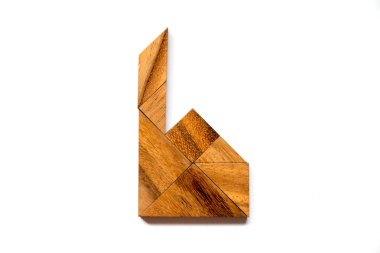 Fabrika veya beyaz arka plan üzerinde ev şekli bulmaca ahşap tangram