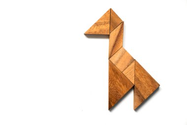 Beyaz arka plan üzerinde bufalo şeklinde bulmaca ahşap tangram