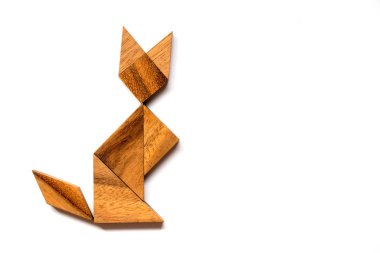 Beyaz arka plan üzerinde kedi şeklinde bulmaca ahşap tangram