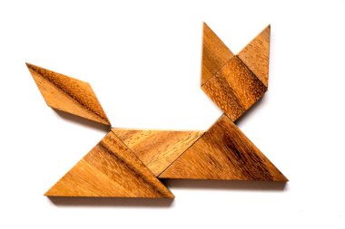 Beyaz arka plan üzerinde kedi şeklinde bulmaca ahşap tangram