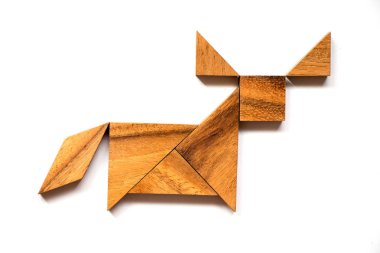 Beyaz arka plan üzerinde bufalo şeklinde bulmaca ahşap tangram