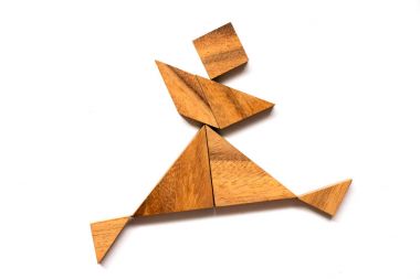 Adam şekli beyaz arka plan üzerinde dans ahşap tangram bulmacanın