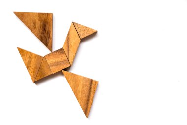 Kuş şekli beyaz arka plan (işe başlamak veya girişimci kavramı üzerinde uçan ahşap tangram bulmacanın)