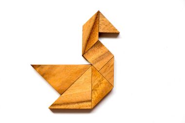 Beyaz arka plan üzerinde kuğu şeklinde bulmaca ahşap tangram