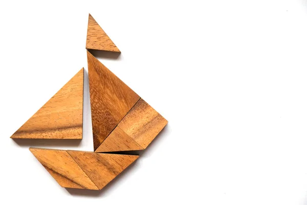 Tangram fából készült puzzle-vitorlás hajó alakú fehér háttér (koncepció, üzleti elkezd megjelöl vagy vállalkozó) — Stock Fotó