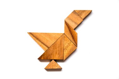 Beyaz arka plan üzerinde ördek şeklinde bulmaca ahşap tangram