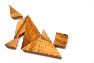 Ahşap tangram bulmacanın içinde düşen adam beyaz arka plan (iş başarısızlık veya kriz kavramı üzerinde şekil)