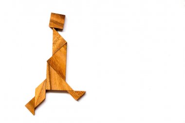 Adam şekli beyaz arka plan üzerinde yürüme bulmaca ahşap tangram