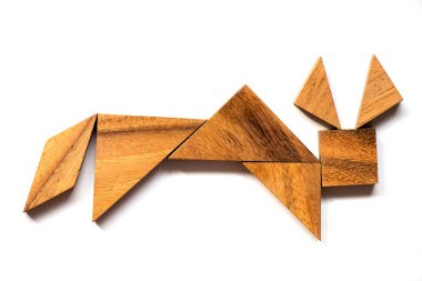 Beyaz arka plan üzerinde boğa şeklinde bulmaca ahşap tangram