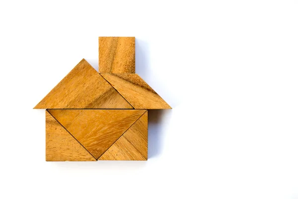 Puzzle tangram in legno a forma di casa su sfondo bianco — Foto Stock