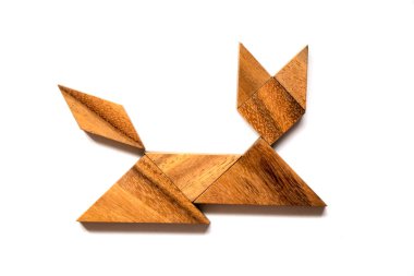 Beyaz arka plan üzerinde kedi şeklinde bulmaca ahşap tangram