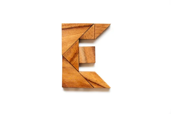 Rompecabezas tangram de madera como letra del alfabeto Inglés "B" forma sobre fondo blanco —  Fotos de Stock