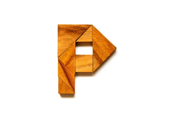 Dřevěný tangram puzzle jako anglické abecedě písmeno "L" tvar na bílém pozadí — Stock fotografie