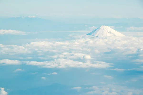 Montagne Fuji au Japon avec le groupe de nuages en arrière-plan de vue aérienne — Photo