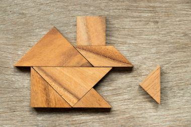 Ahşap tangram bulmacanın ev şekli bekleyin tamamlanması (aile bina ya da rüya yaşam konsepti için)