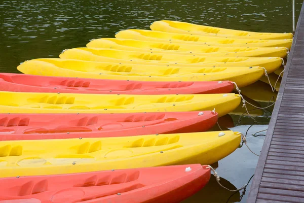 Grupo de vermelho, cor amarela Kayak parar no porto — Fotografia de Stock