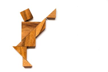 Adam şekli beyaz arka plan üzerinde dans ahşap tangram bulmacanın