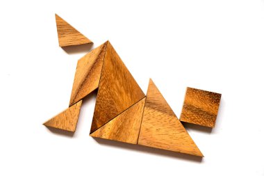 Ahşap tangram bulmacanın içinde düşen adam beyaz arka plan (iş başarısızlık veya cirsis kavramı üzerinde şekil)