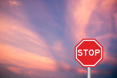 Çubuk işareti kutup ile pembe ve mor gökyüzü arka plan üzerinde durdur