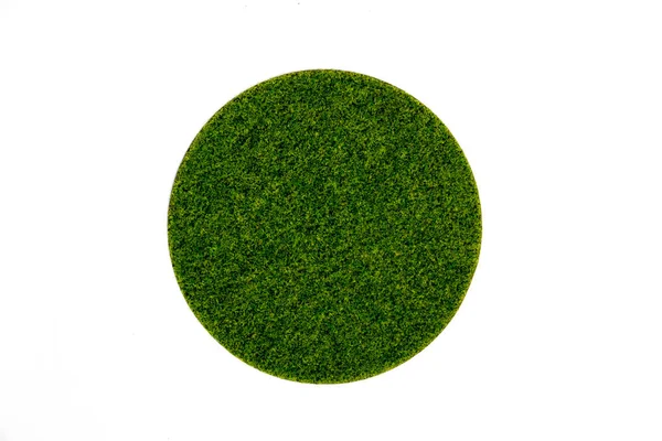 Sztuczna trawa zielony okrągły talerz mech na białym tle — Zdjęcie stockowe