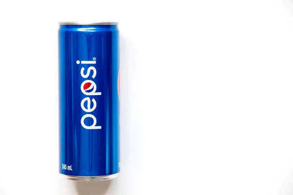 Bangkok, Thaiföld - június 6,2017: Pepsi cola lehet elhelyezni fehér alapon. Pepsi a szénsavas üdítőital, az előállított és gyártott Pepsico. — Stock Fotó